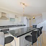 5 Bedroom - 2 Minutes Drive To *
