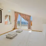 5 Bedroom - 2 Minutes Drive To