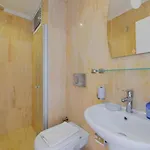 Villa 5 Bedroom - 2 Minutes Drive To