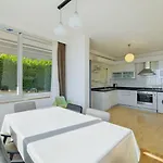 5 Bedroom - 2 Minutes Drive To Villa