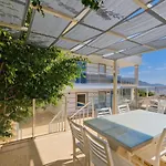 5 Bedroom - 2 Minutes Drive To