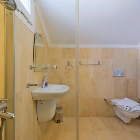 5 Bedroom - 2 Minutes Drive To
