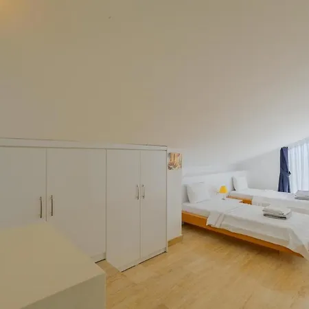 5 Bedroom - 2 Minutes Drive To