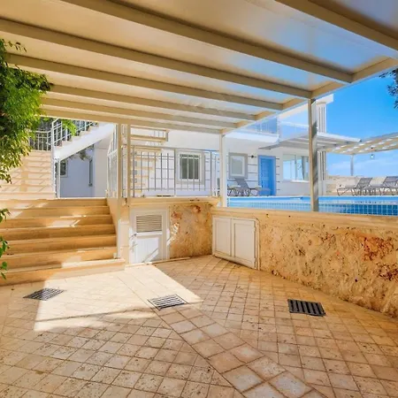 5 Bedroom - 2 Minutes Drive To *
