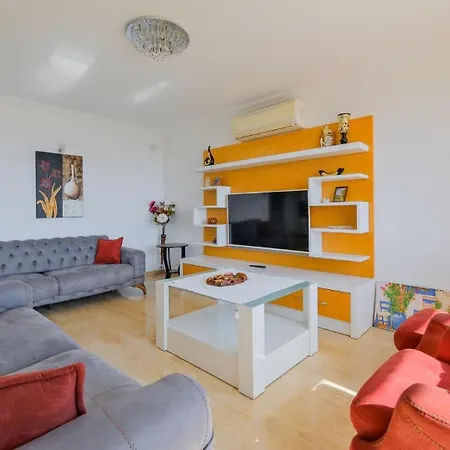 5 Bedroom - 2 Minutes Drive To