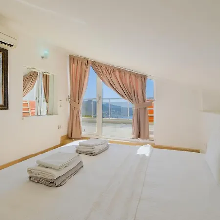 5 Bedroom - 2 Minutes Drive To