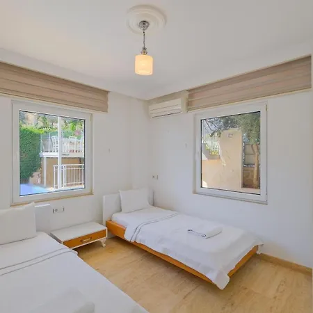 5 Bedroom - 2 Minutes Drive To