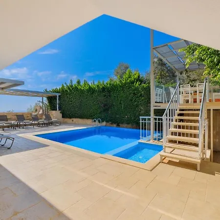 5 Bedroom - 1092 *