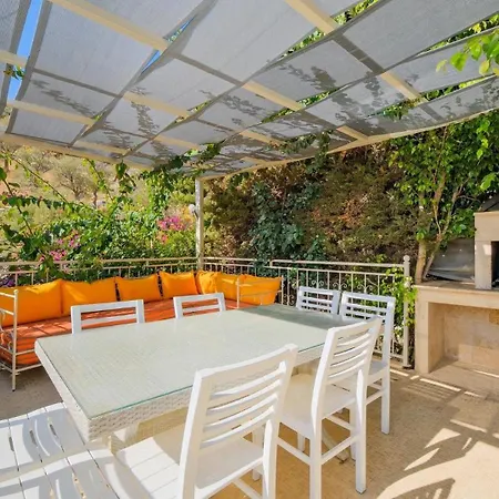 Βίλα 5 Bedroom - 2 Minutes Drive To *