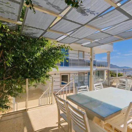 5 Bedroom - 2 Minutes Drive To