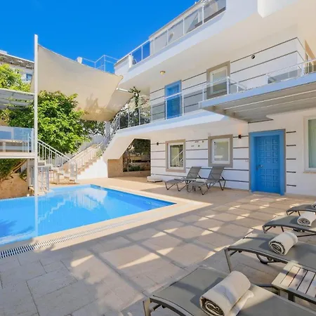 5 Bedroom - 2 Minutes Drive To *
