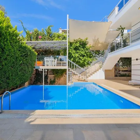 5 Bedroom - 2 Minutes Drive To