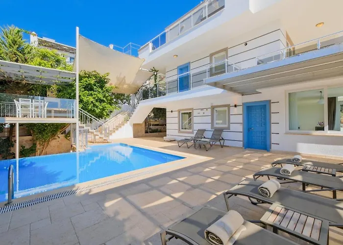 5 Bedroom - 2 Minutes Drive To *