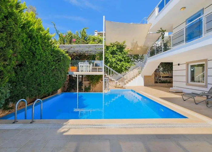5 Bedroom - 2 Minutes Drive To